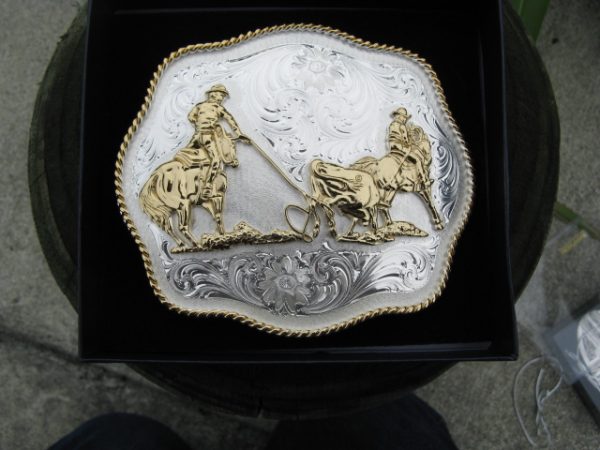 SCALLOPED WESTERN BELT BUCKLE WITH TEAM ROPERS