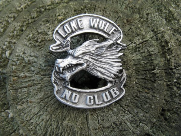LONE WOLF – NO CLUB METAL PIN / BADGE