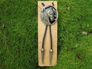 HORSE HEAD & INDIAN FEATHERS ANTIQUE BRASS WESTERN BOLO TIE