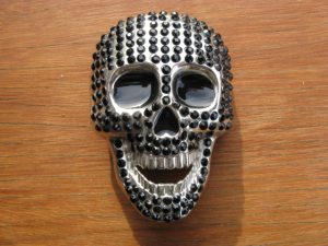 SMILING SKULL FACE AND BLACK STONES BELT BUCKLE